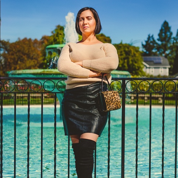 Meet your Posher, Iris - Picture 2 of 4